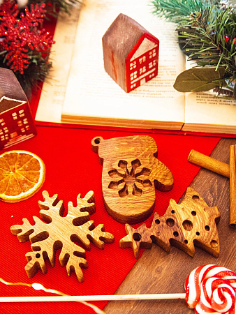 Новогодний набор из 3-х деревянных ёлочных игрушек из дуба Варежка Снежинка Елочка